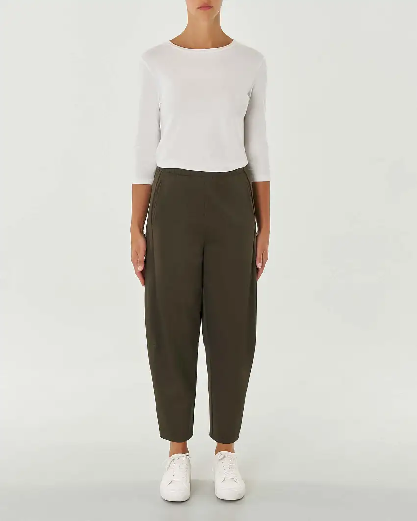 Pantaloni verde militare in tricotina di misto viscosa dalla linea a pagliaccio