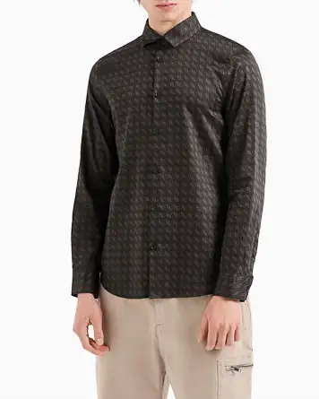 Camicia verde militare con macro disegno geometrico color noce