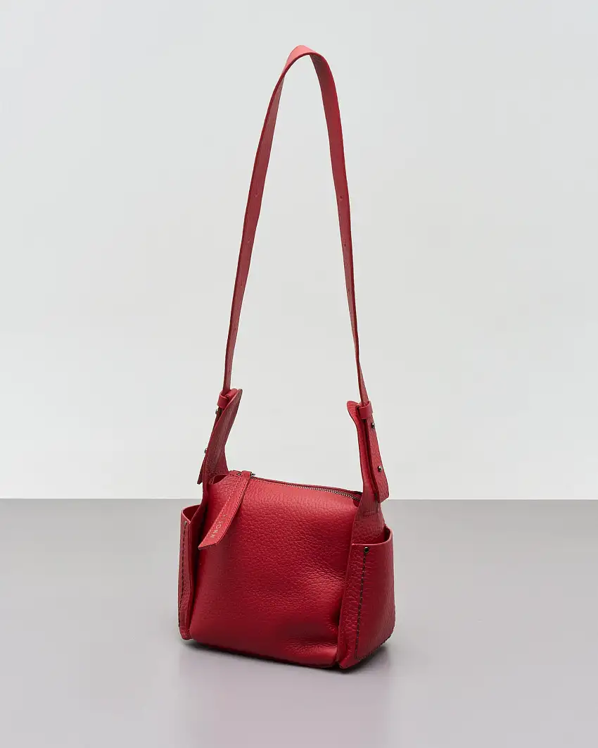 Cross bag rossa in pelle martellata con tasche laterali impunturate a contrasto di colore