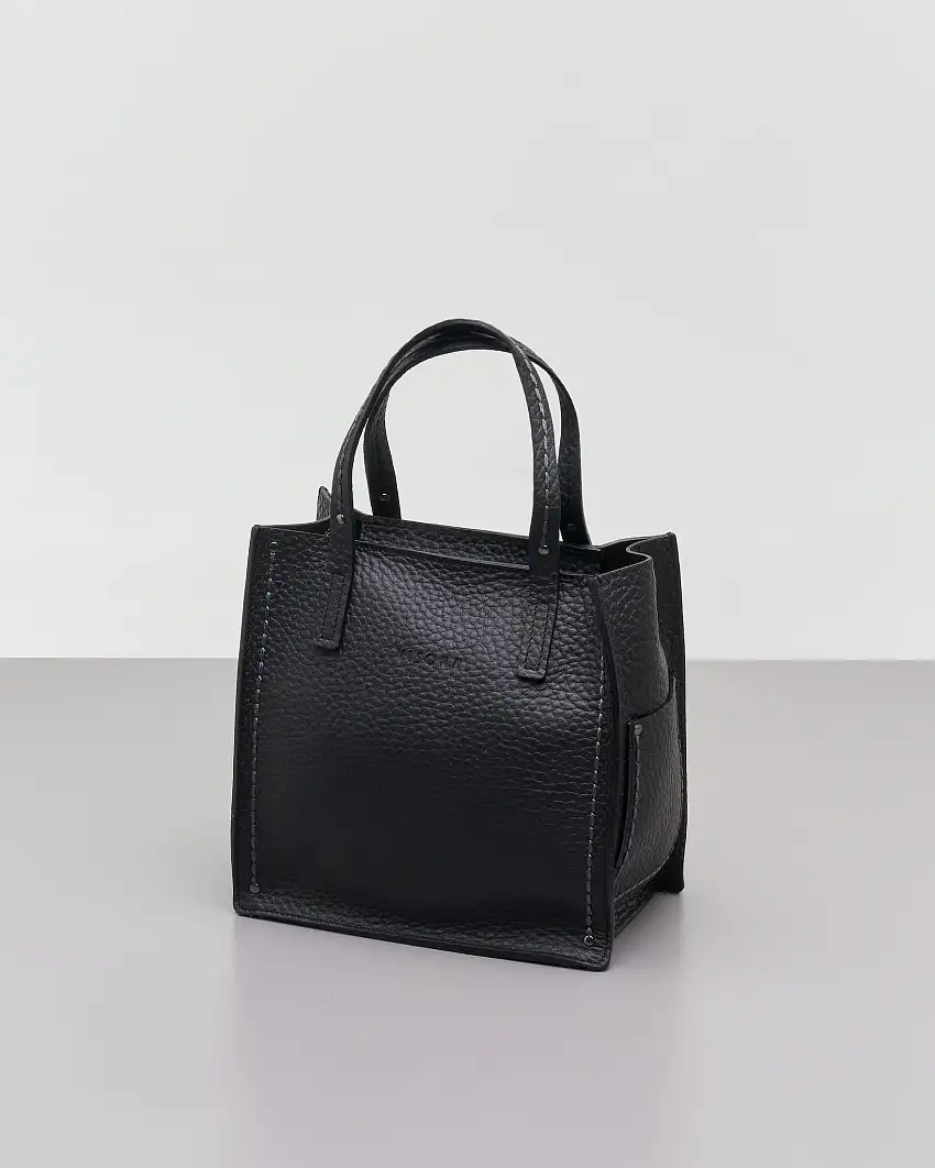 Tote bag piccola nera in pelle martellata con impunture a rilievo e tasche laterali