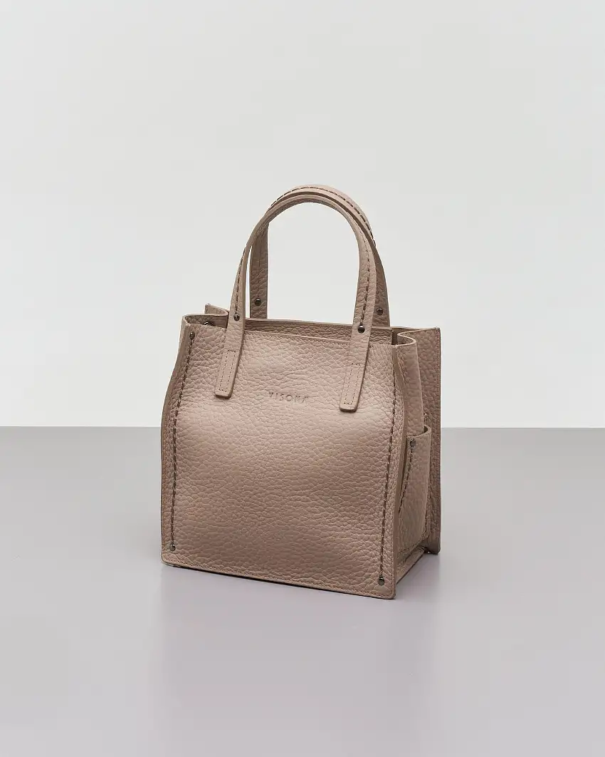 Tote bag piccola color taupe in pelle martellata con impunture a rilievo e tasche laterali
