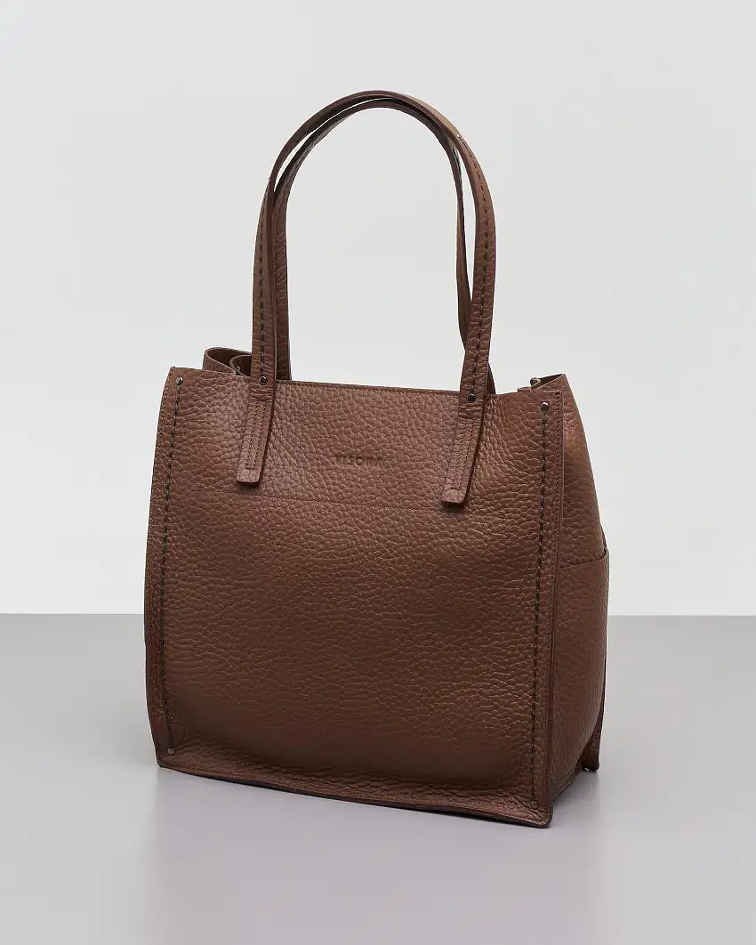 Shopping bag marrone in pelle martellata con impunture a rilievo e tasche laterali