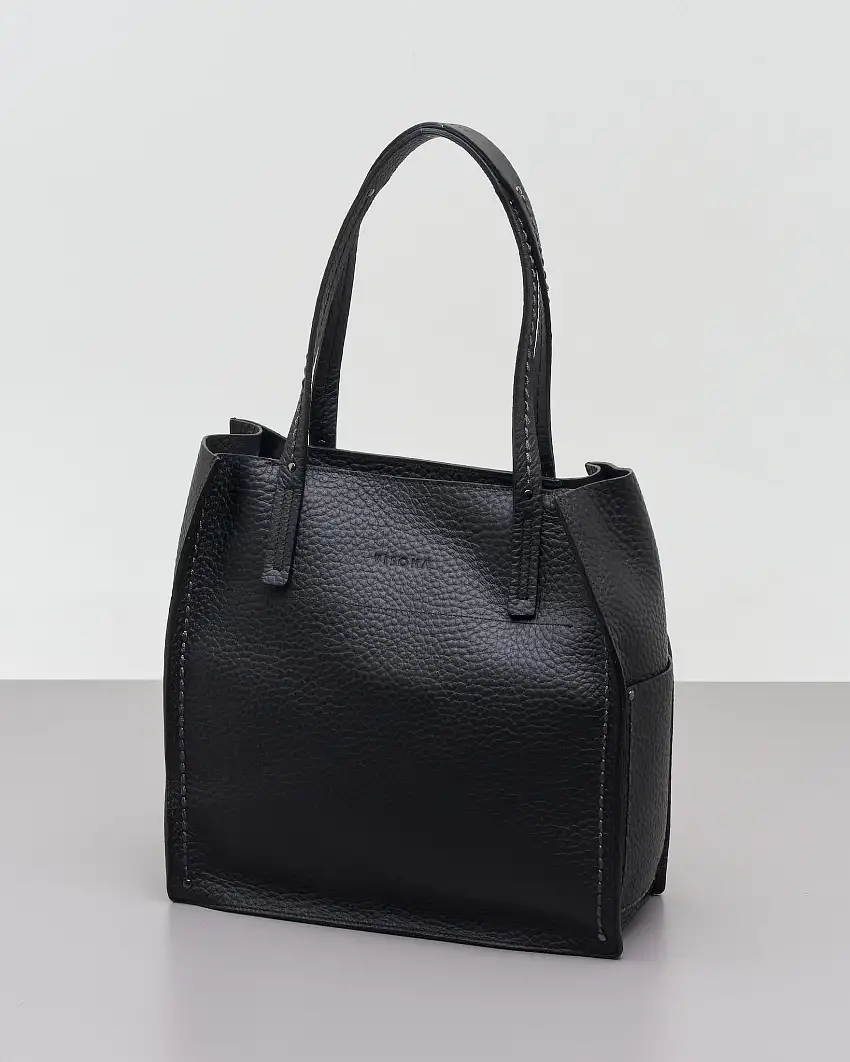 Shopping bag nera in pelle martellata con impunture a rilievo e tasche laterali