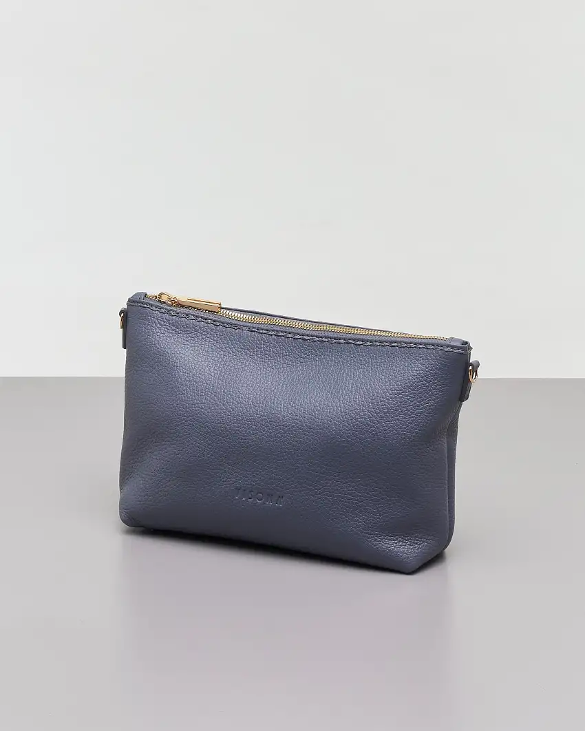 Borsa a busta color avio in pelle martellata con tracolla removibile