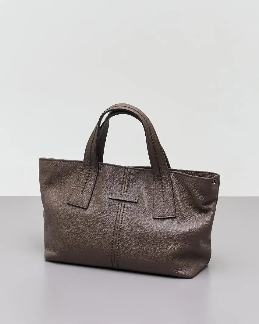 Shopping bag color fango in pelle martellata con impunture a vista tono su tono