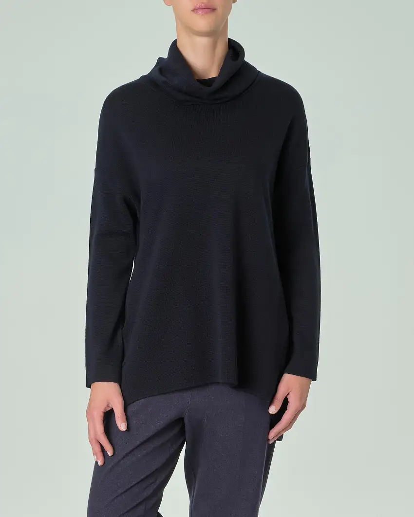 Maglia blu a collo alto in misto lana merino extrafine con fondo più lungo sul retro