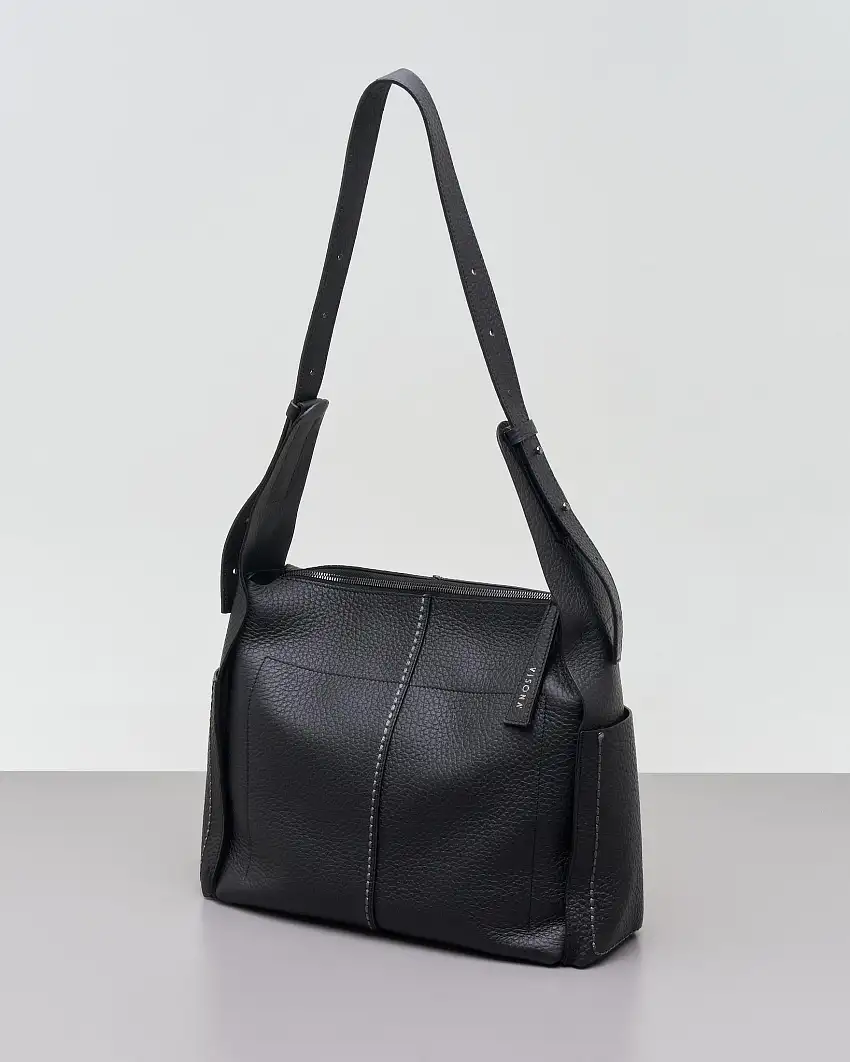 Hobo bag nera in pelle martellata con impunture a contrasto e tasche ai lati