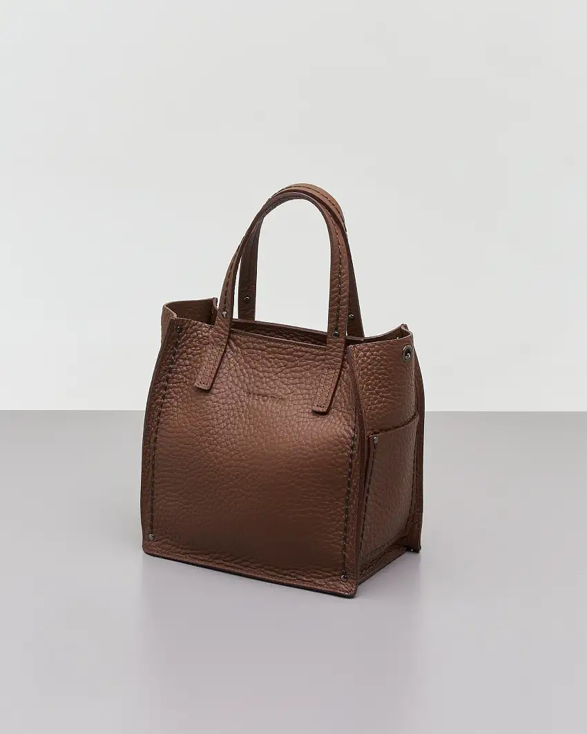 Tote bag piccola marrone in pelle martellata con impunture a rilievo e tasche laterali