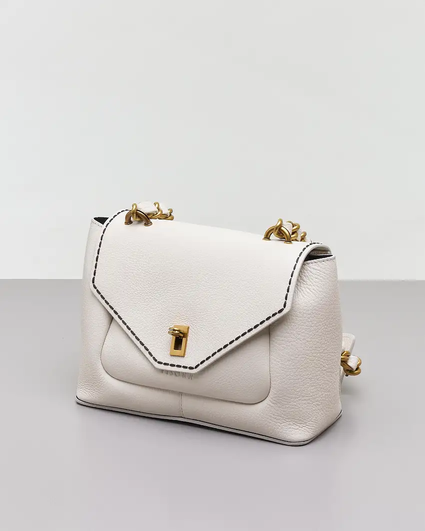 Borsa color latte in pelle martellata con patta e tracolla a catena dorata