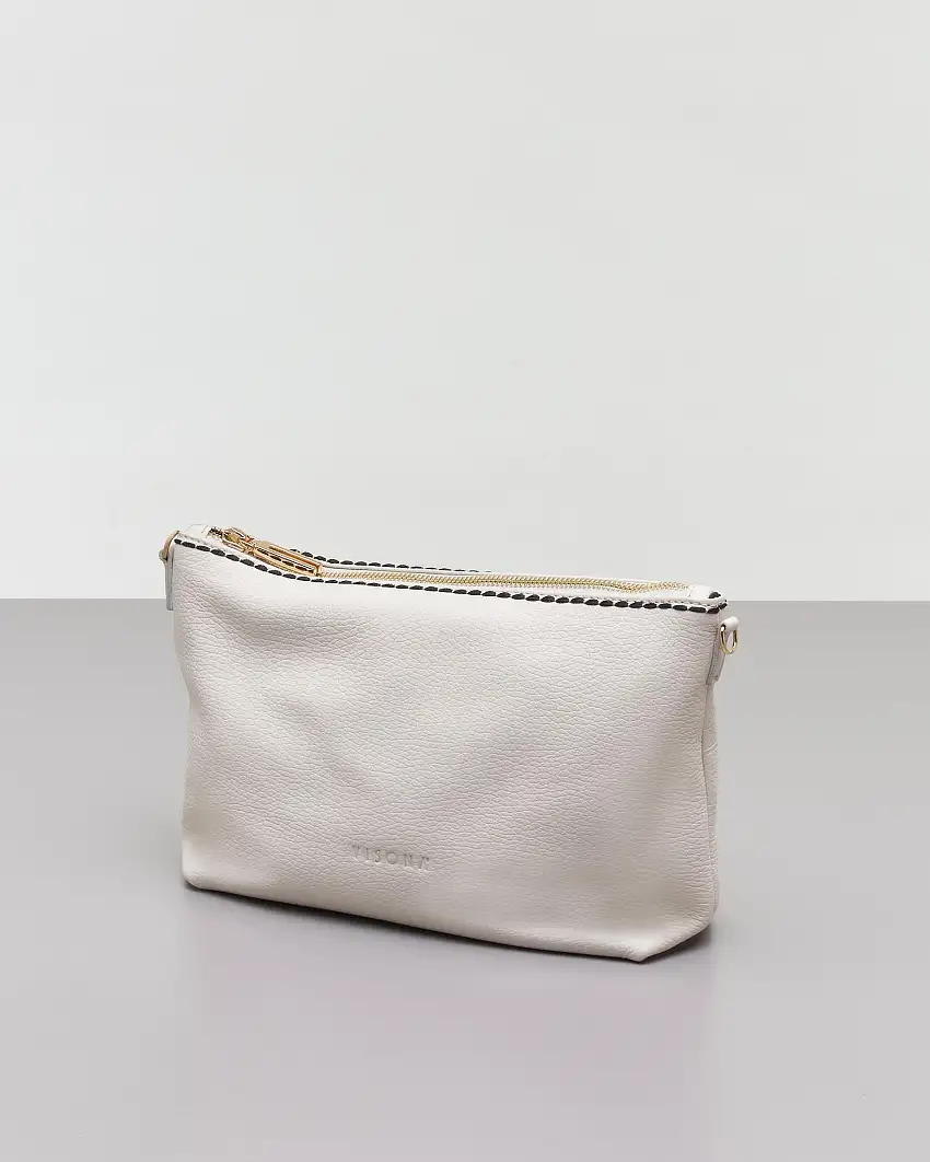 Borsa a busta color latte in pelle martellata con tracolla removibile