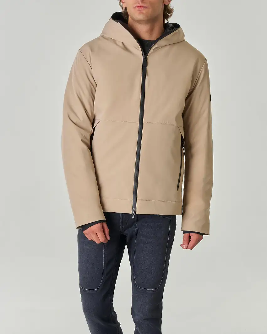 Giubbino Loge color sabbia in tessuto tecnico accoppiato con cappuccio fisso
