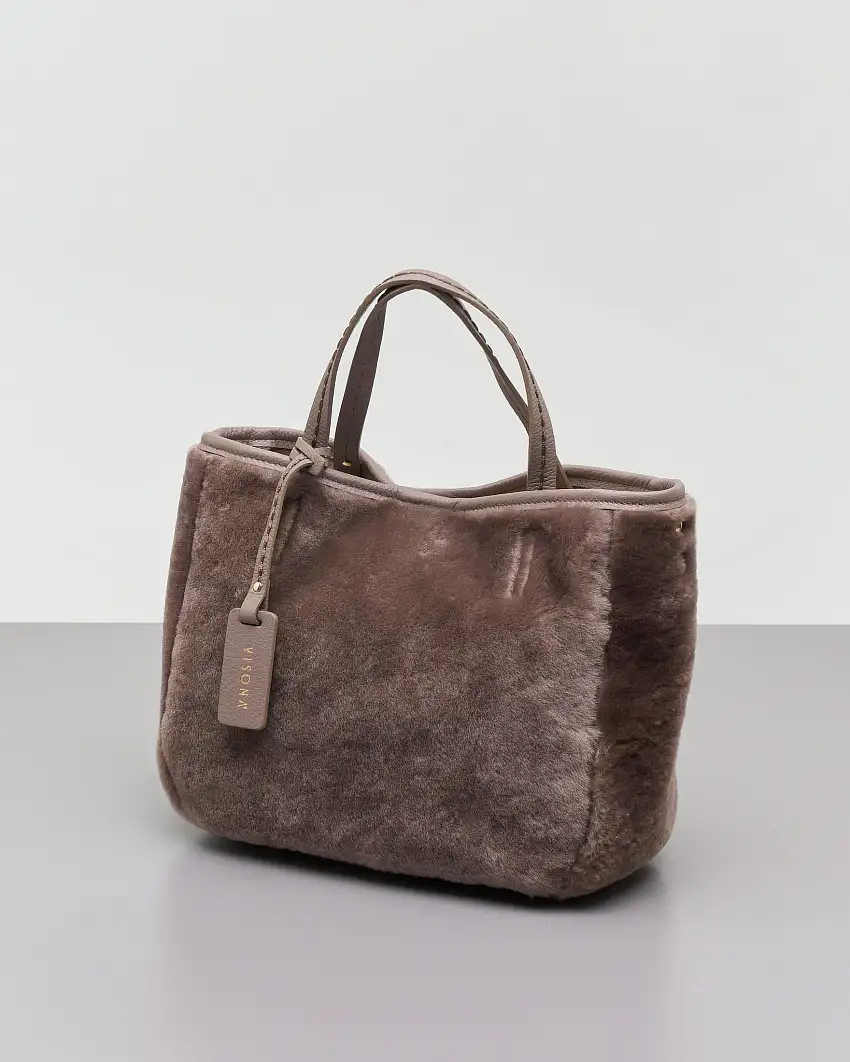 Shopping bag color taupe in montone con manici in pelle con impunture