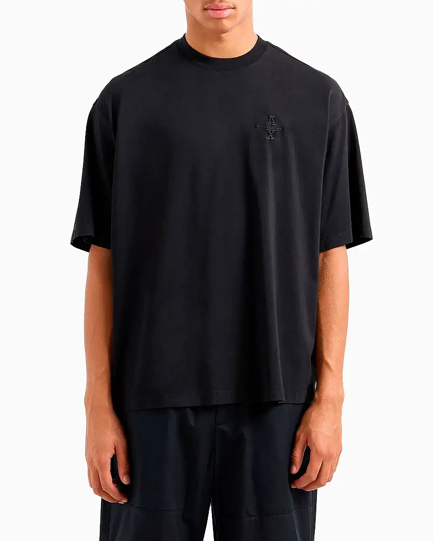 T-shirt nera oversize mezza manica con logo AX ricamato sul petto