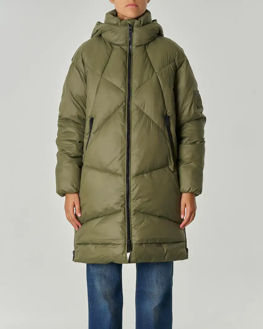 Piumino lungo con cappuccio verde militare con trapuntatura geometrica e cerniere nere a contrasto