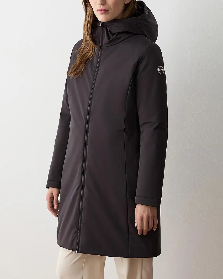 Giaccone nero media lunghezza in tessuto tecnico liscio con cappuccio fisso