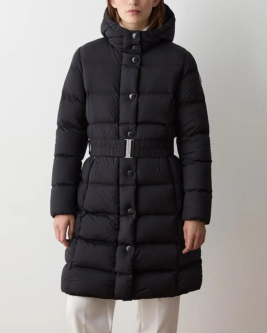 Piumino nero media lunghezza in tessuto super leggero stretch con cappuccio e cintura in vita con fibbia logata