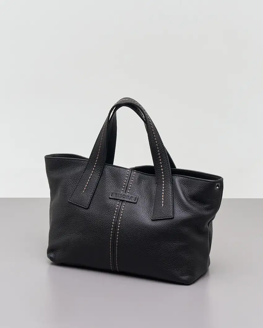 Shopping bag nera in pelle martellata con impunture a vista tono su tono