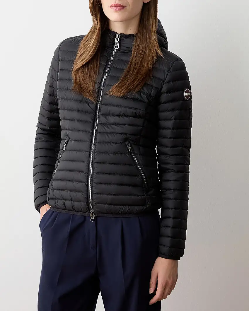 Piumino sfiancato nero effetto cangiante con imbottitura leggera in piuma naturale e cappuccio fisso