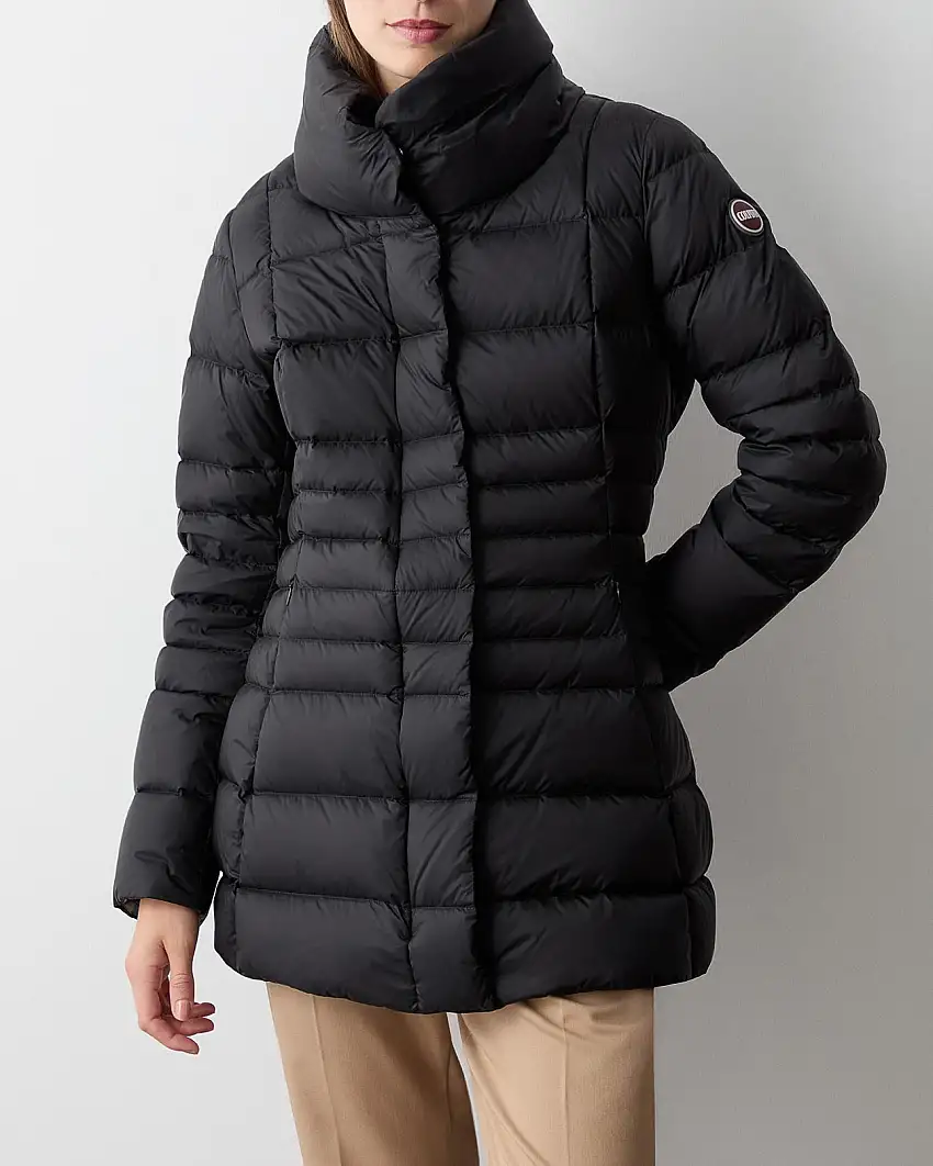 Piumino sfiancato nero in tessuto dal finishi cangiante con collo alto sciallato