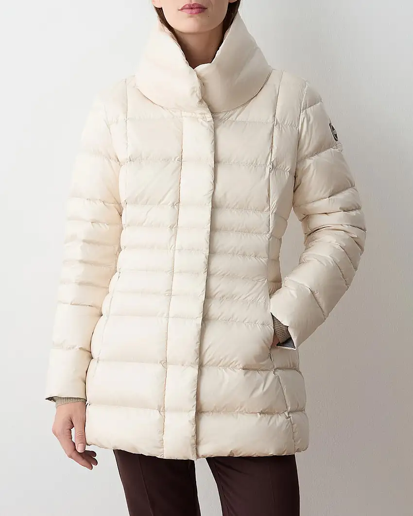 Piumino sfiancato color avorio in tessuto dal finishi cangiante con collo alto sciallato