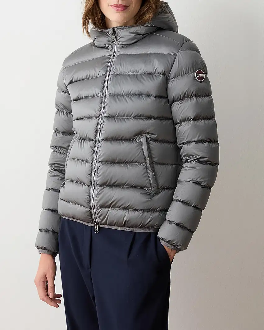 Piumino corto grigio imbottito in piuma naturale in tessuto effetto cangiante con cappuccio e fodera interna grigia