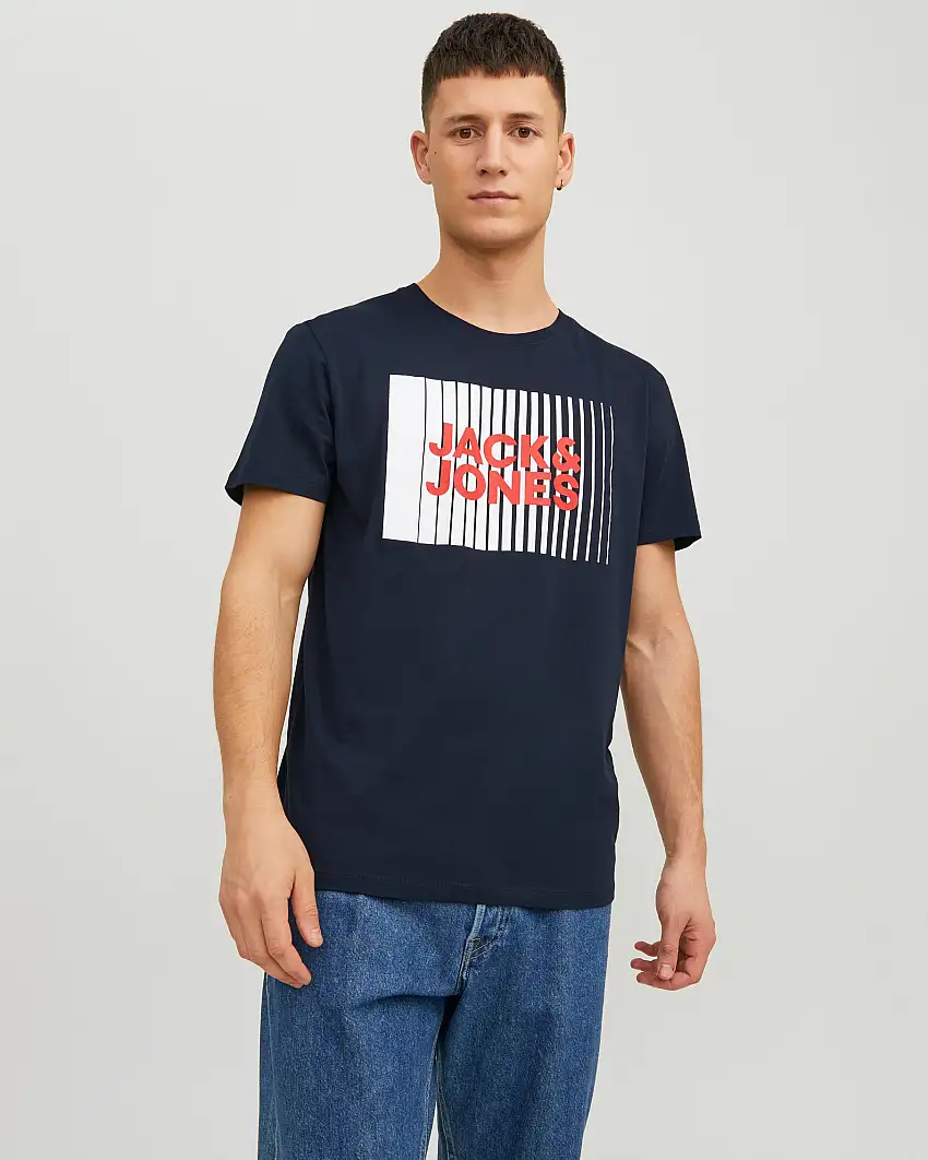 T-shirt blu mezza manica con box bianco a righe e scritta logo rossa