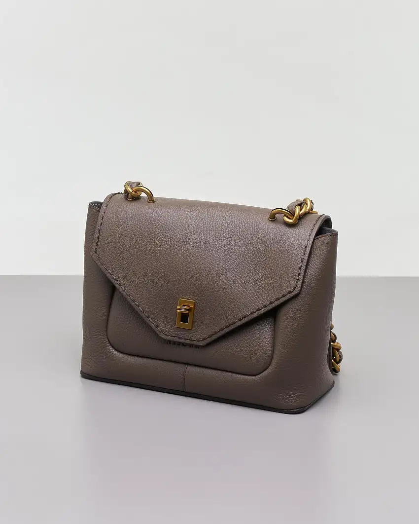 Borsa color fango in pelle martellata con patta e tracolla a catena dorata