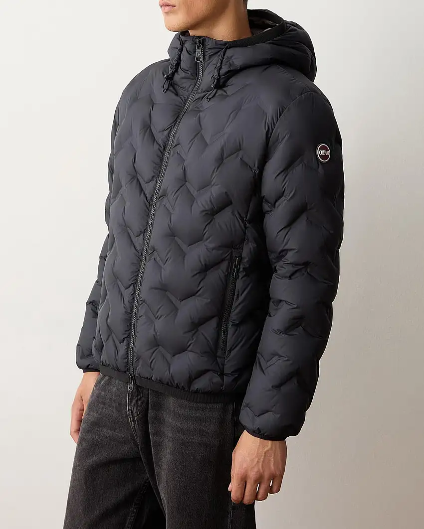 Piumino nero in nylon opaco con cappuccio e trapuntatura laserata effetto spinato