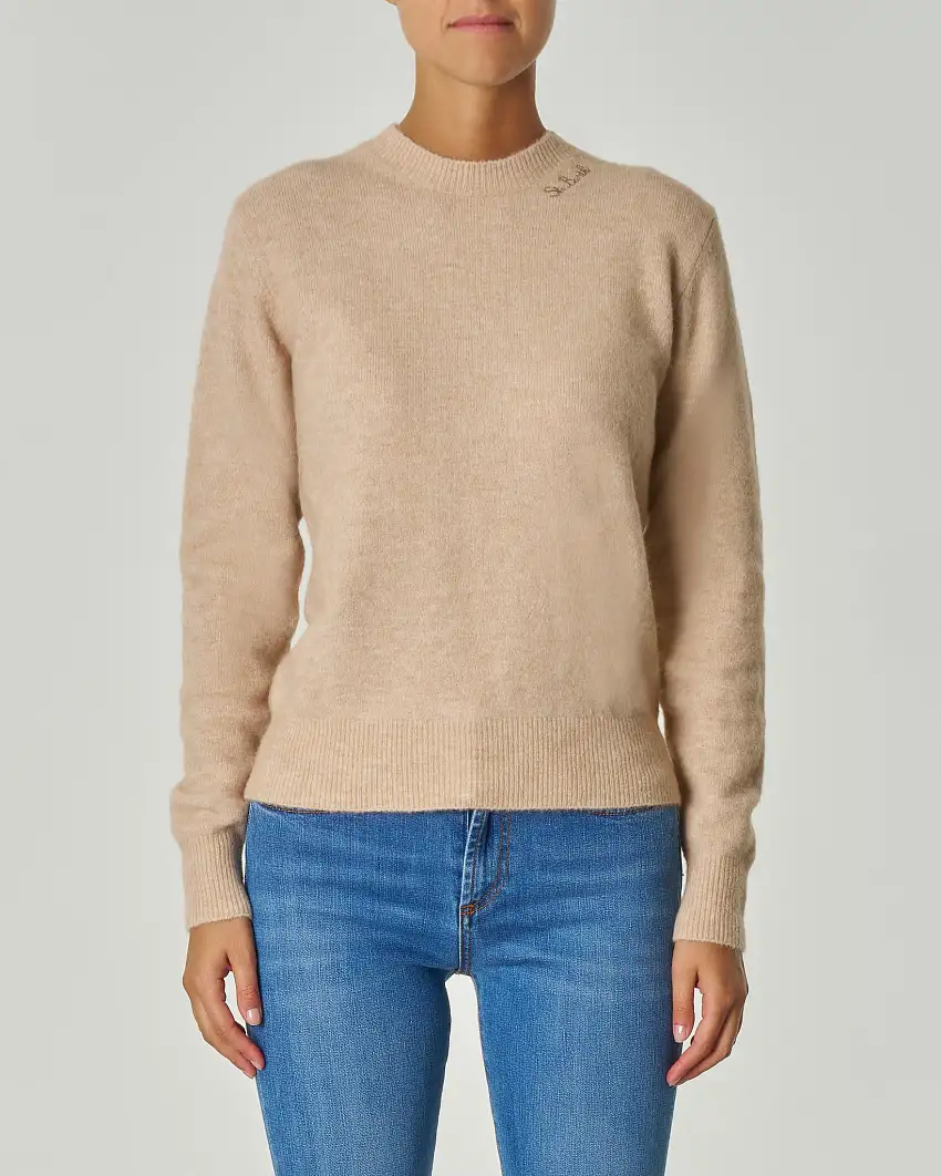 Maglia beige in lana e cashmere con scritta logo ricamata tono su tono lungo lo scollo
