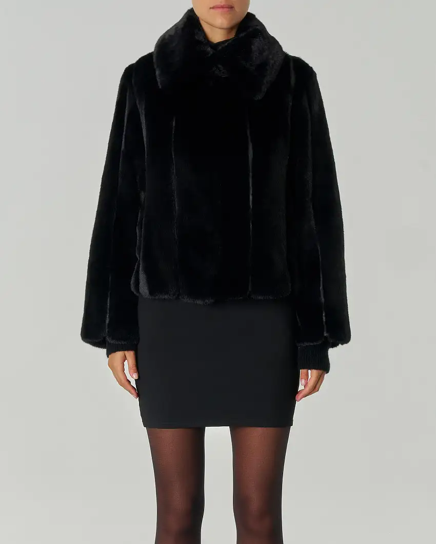 Ecopelliccia corta nera con collo ampio con manicotti in maglia a costine tono su tono