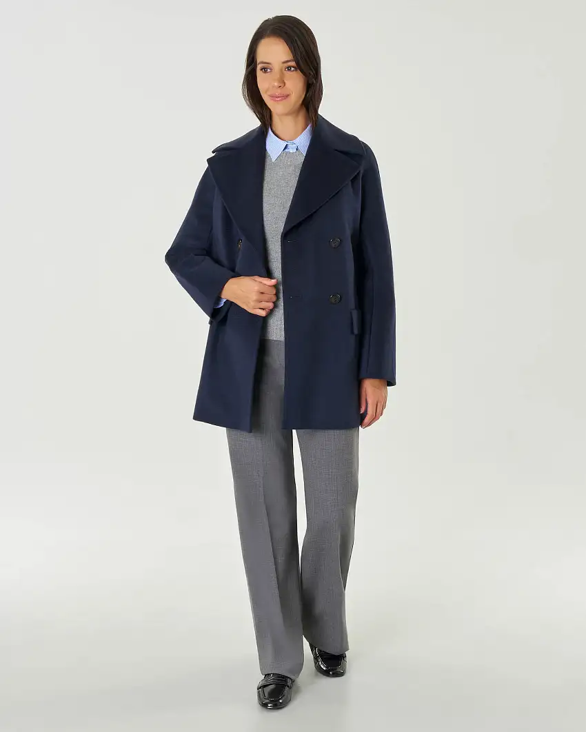 Caban blu in drap di pura lana vergine con chiusura doppiopetto e ampio scollo a rever