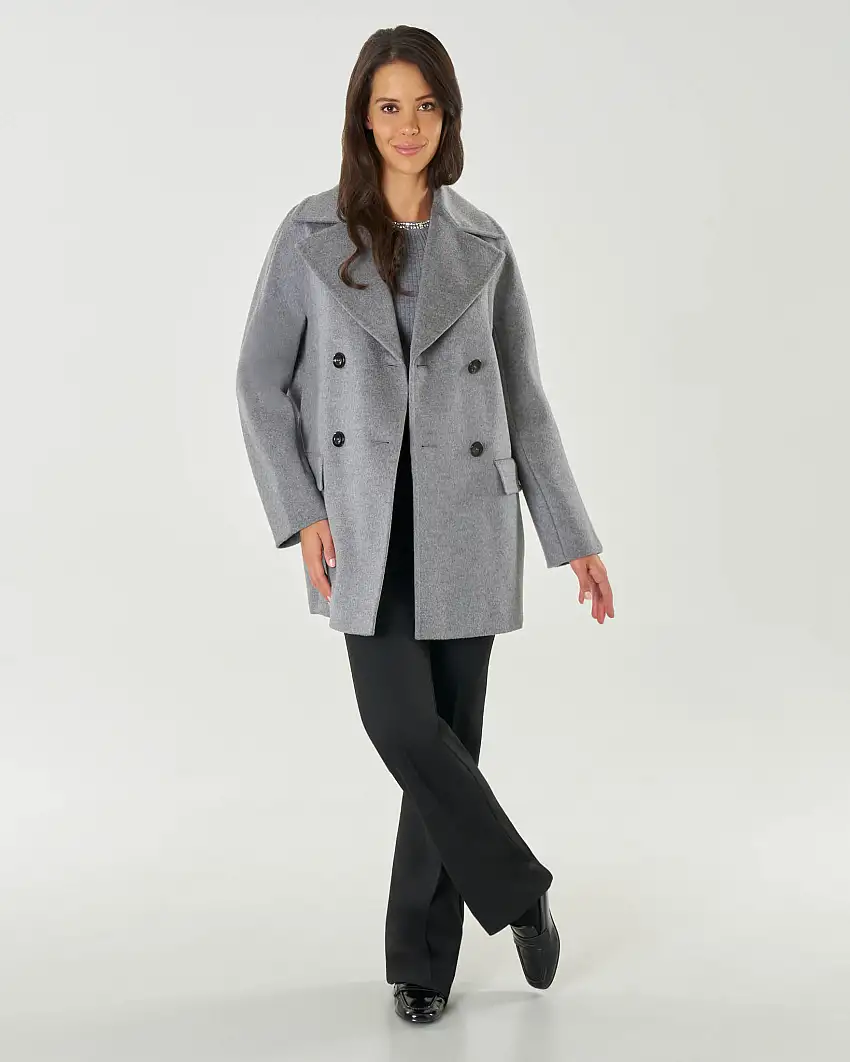 Caban grigio in drap di pura lana vergine con chiusura doppiopetto e ampio scollo a rever