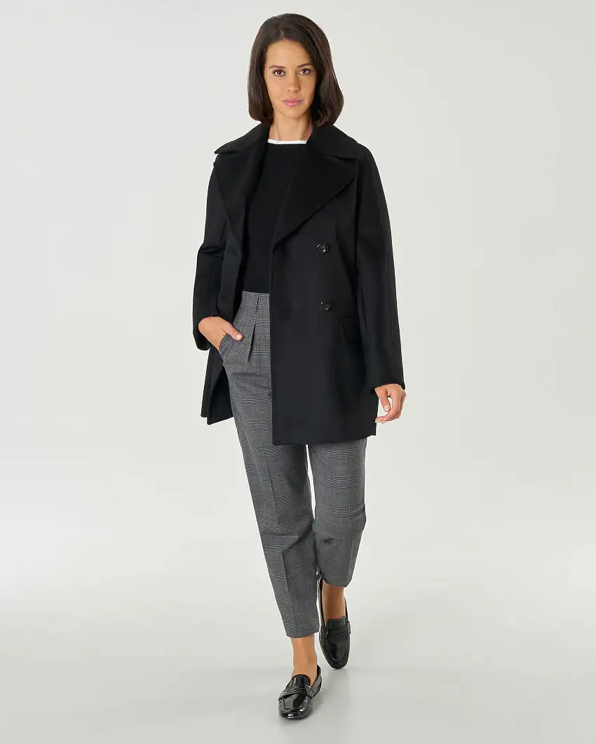 Caban nero in drap di pura lana vergine con chiusura doppiopetto e ampio scollo a rever