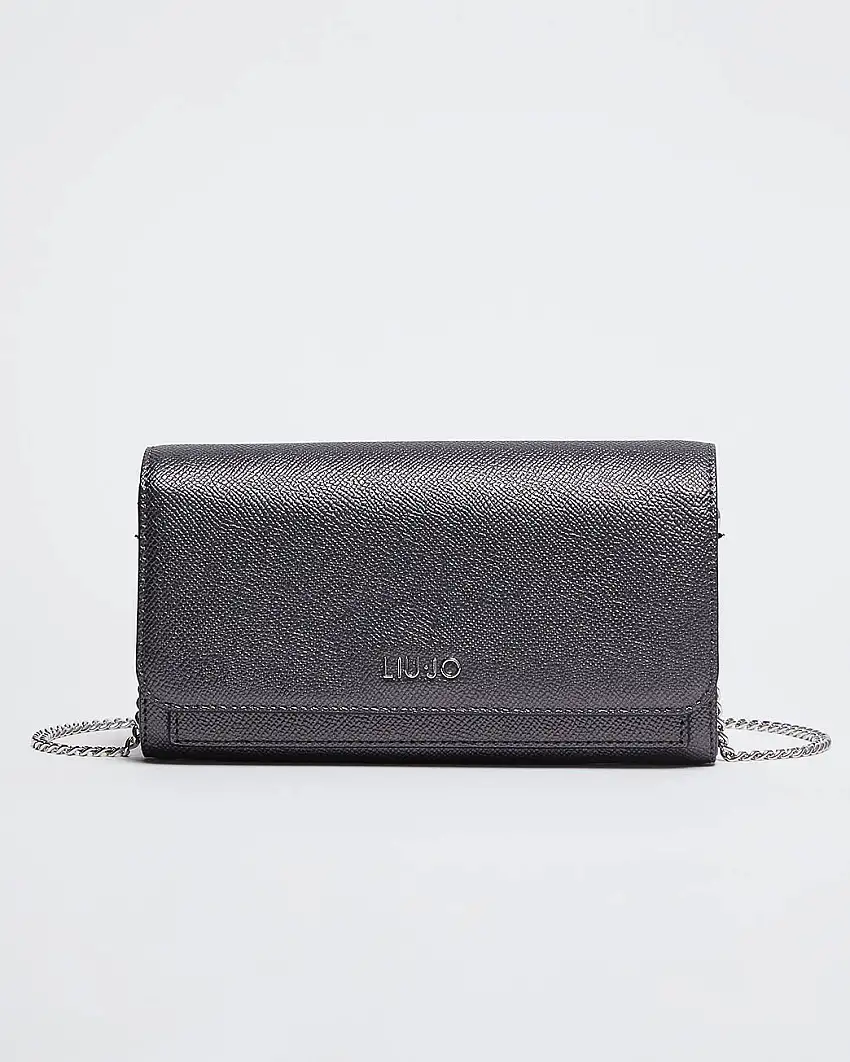 Pochette color antracite in similpelle effetto saffiano con chiusura a patta logata e tracolla in catena