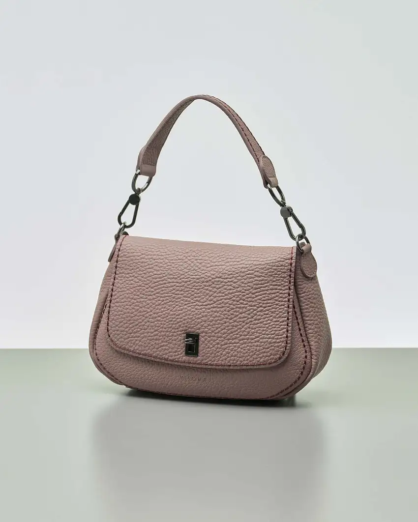 Hobo bag color mauve in pelle martellata con chiusura a patta e tracolla più lunga removibile