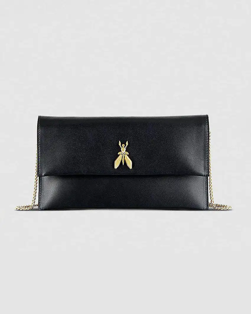 Pochette in pelle nera Patrizia Pepe con tracolla a catena removibile e logo Fly dorata