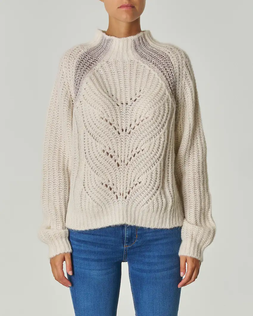 Maglia bianca in misto alpaca a motivo a trecce e inserti in lurex grigio sulle maniche raglan