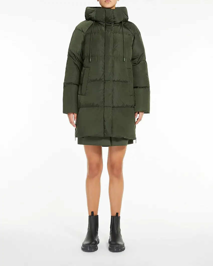 Giaccone imbottito verde militare in piuma d'oca in taffetà antigoccia con cappuccio e aperture a cerniera lungo i fianchi