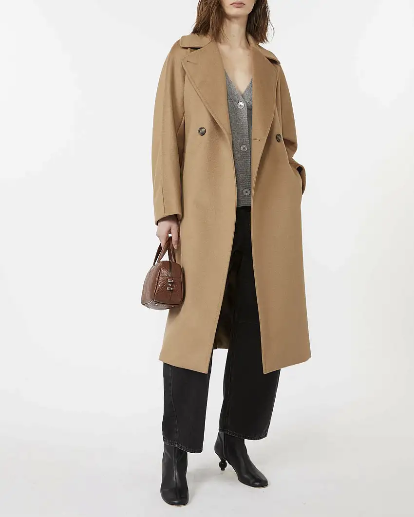 Cappotto doppiopetto color cammello Weekend Max Mara in pura lana vergine con scollo a rever e cintura in vita
