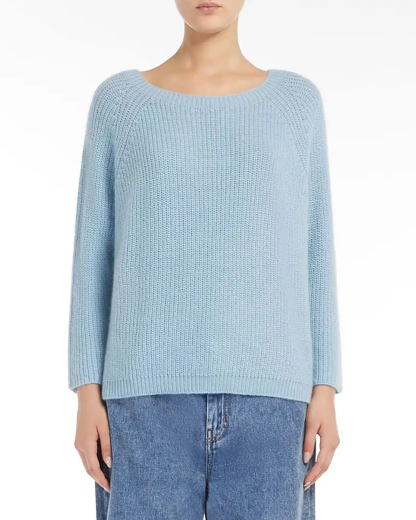 Maglia azzurra con scollo tondo dalla linea morbida in misto mohair a punto pannocchia