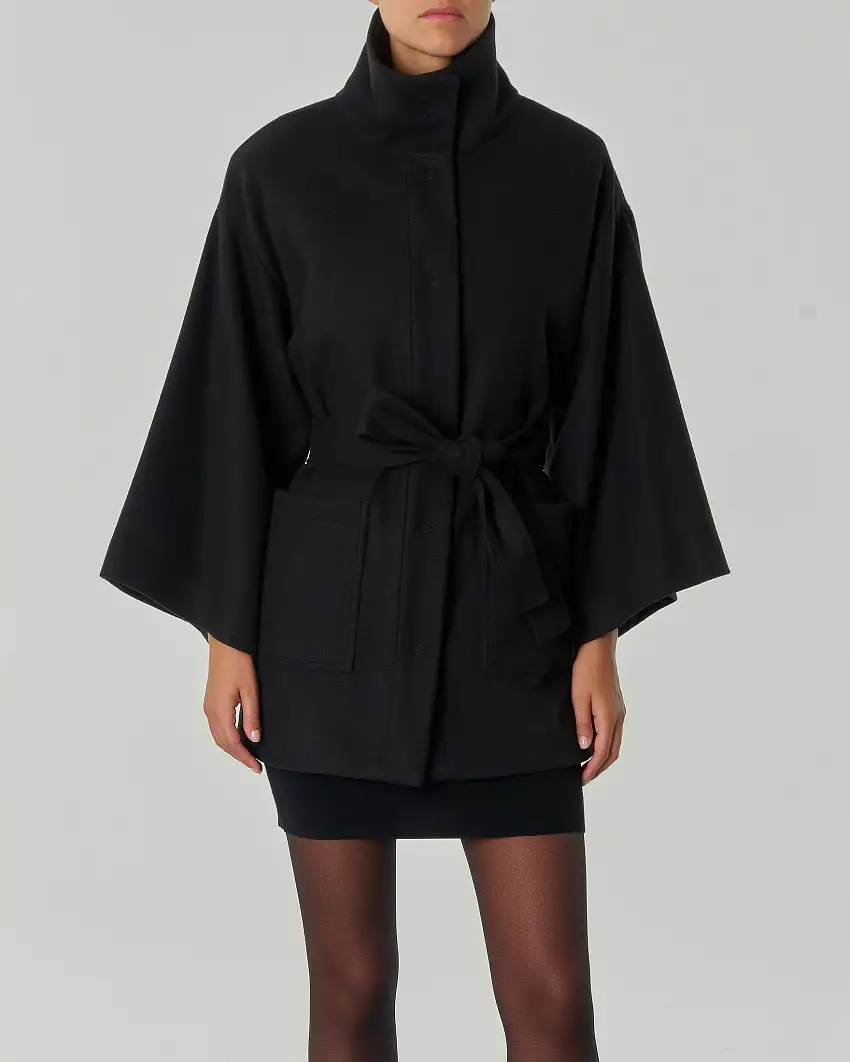 Cappa nera in panno di misto lana con cintura in vita e maniche a kimono