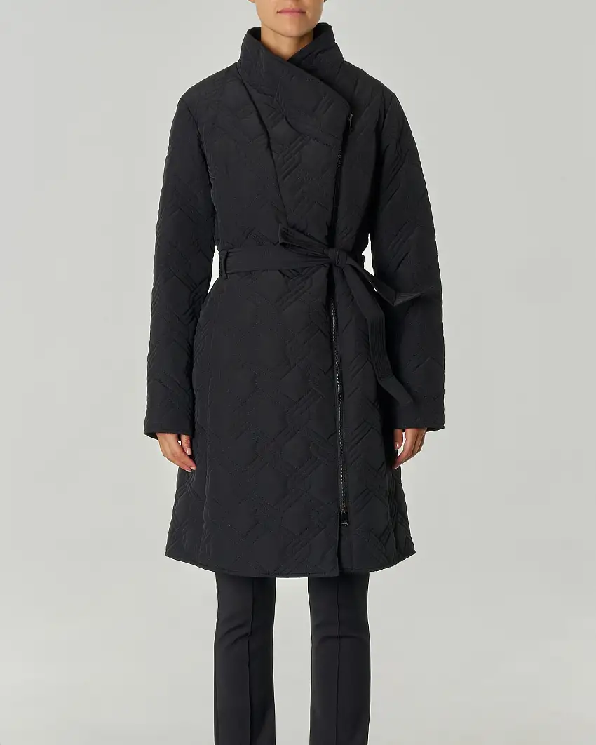 Piumino midi nero in tessuto con imbottitura ad intreccio con collo alto rever incrociato sul davanti e cintura
