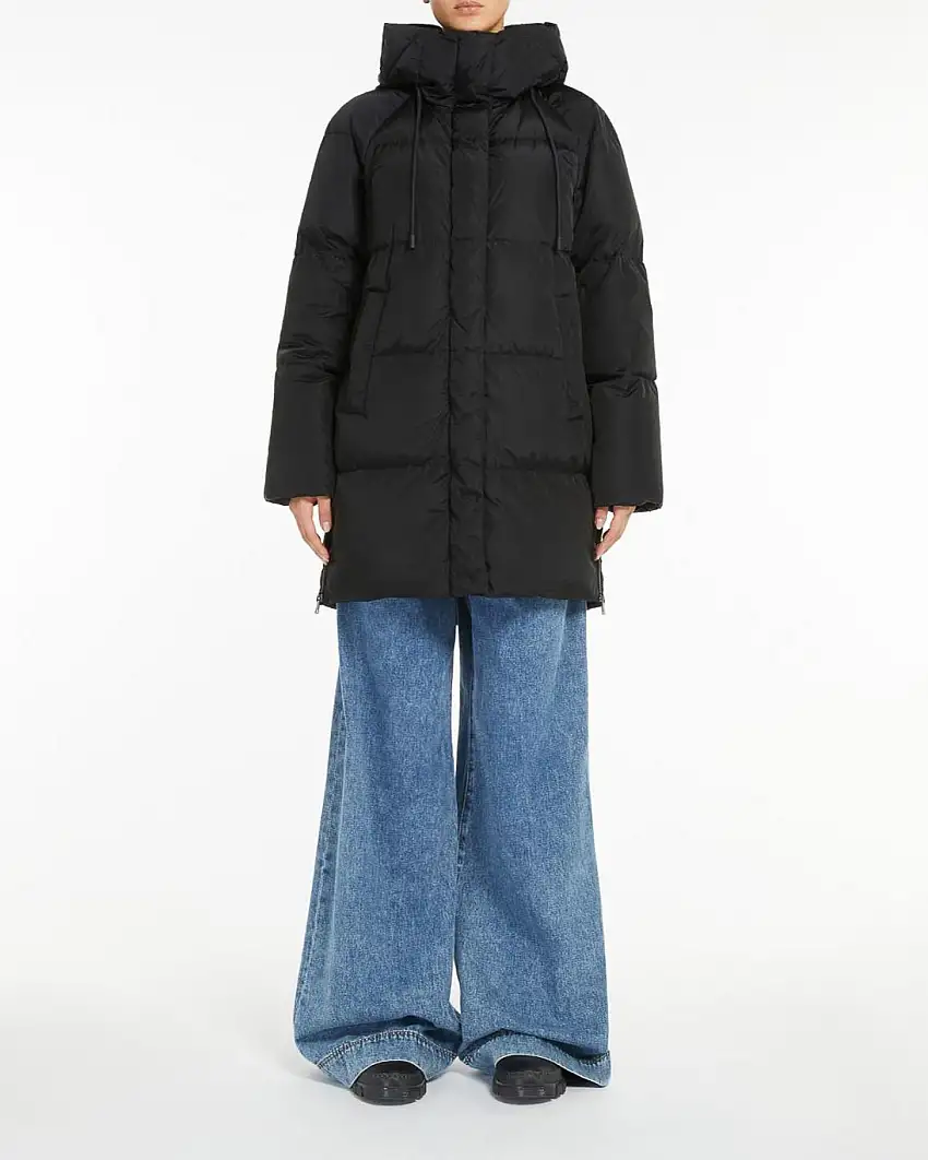 Giaccone imbottito nero in piuma d'oca in taffetà antigoccia con cappuccio e aperture a cerniera lungo i fianchi