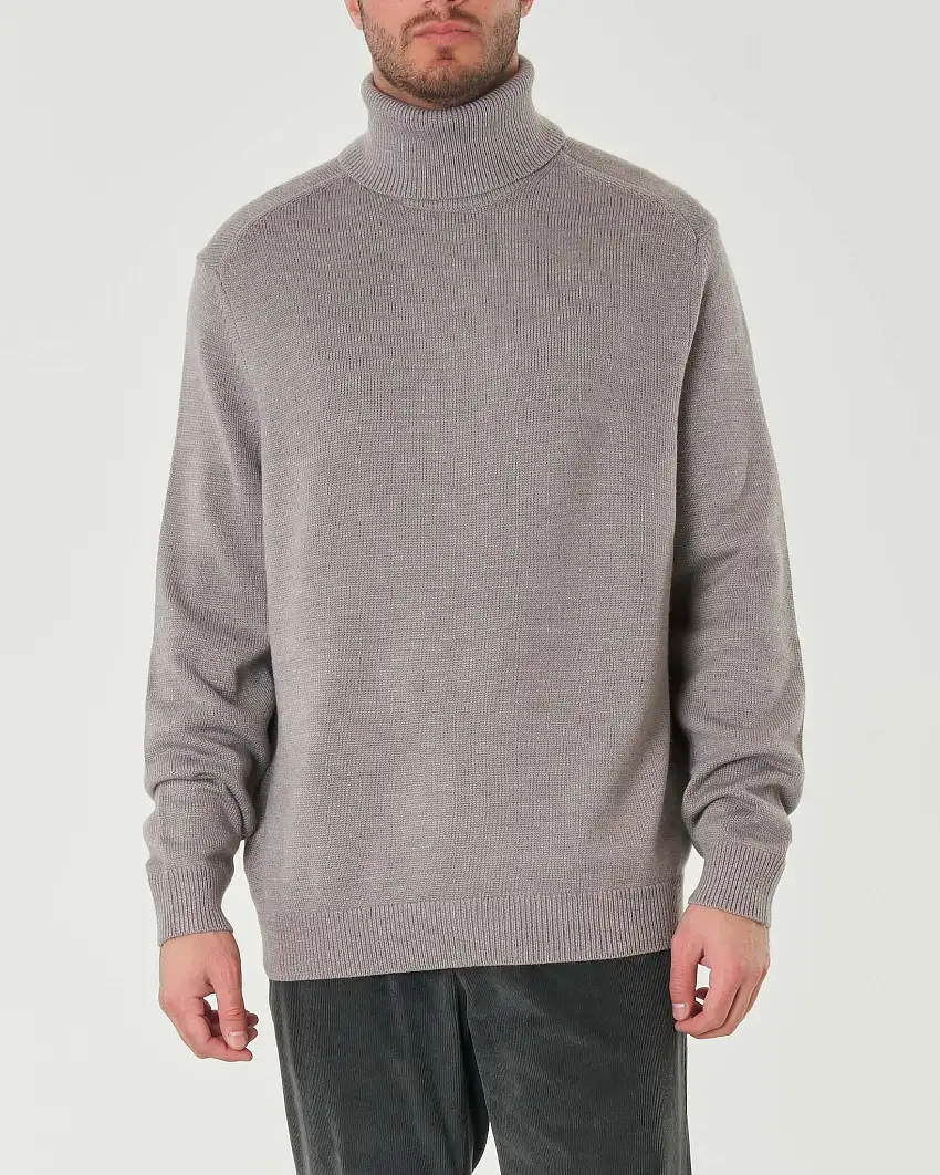 Dolcevita grigio in maglia rasata di misto cotone e lana con etichetta logo sul fianco