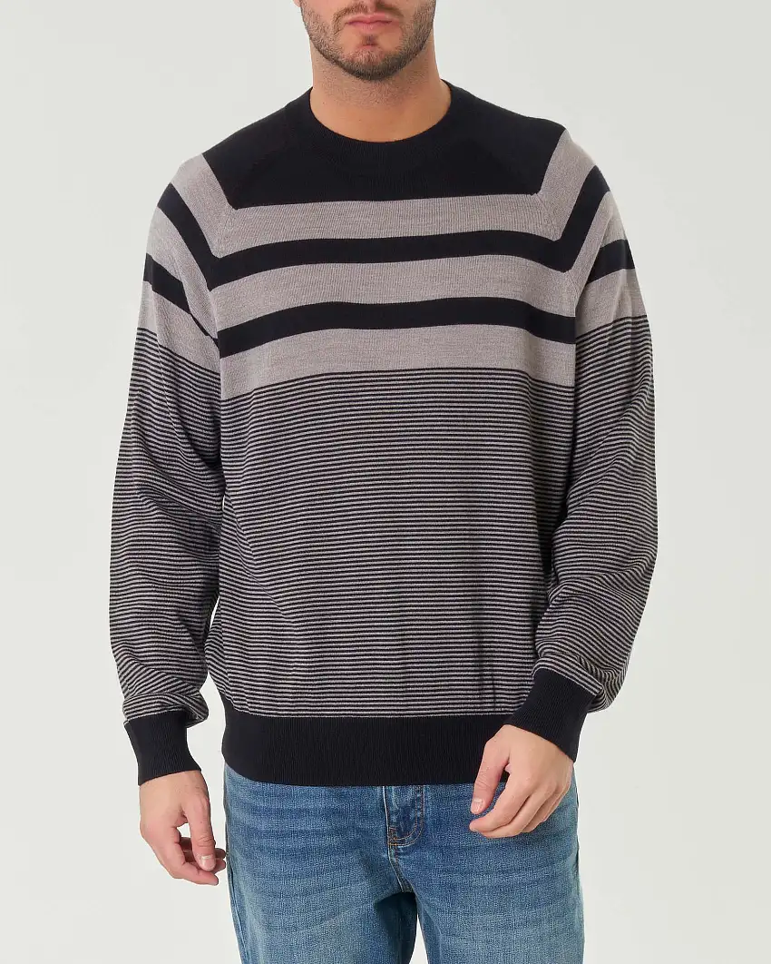 Maglia girocollo blu e grigia con motivo a righe in lana con maniche raglan