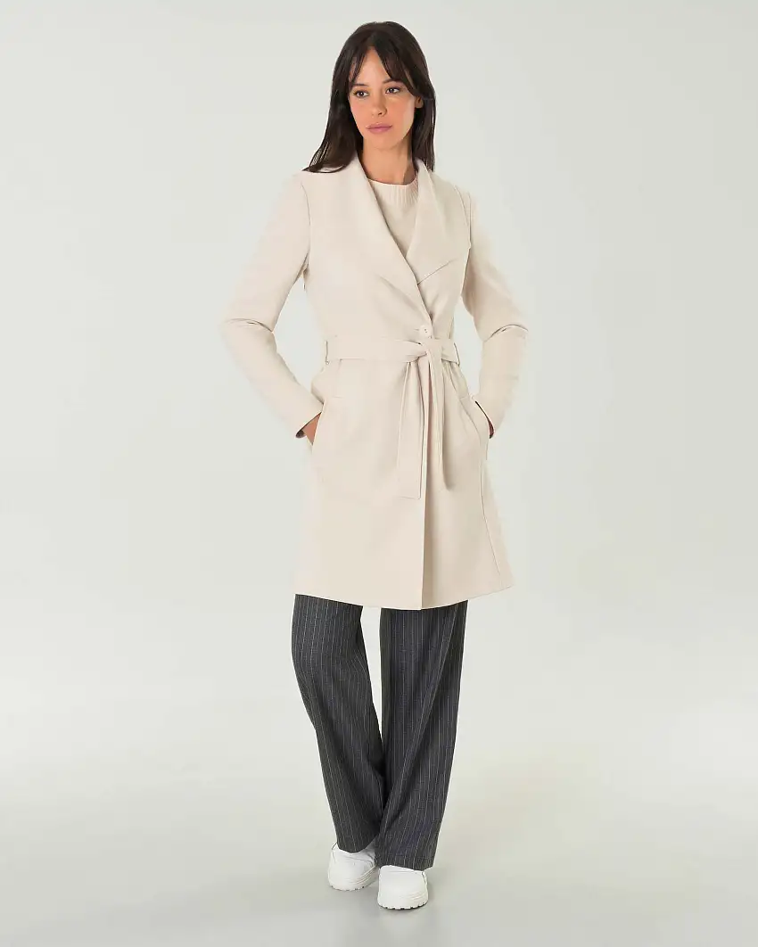 Cappotto color panna in crêpe di misto viscosa con scollo a vela e cintura in vita