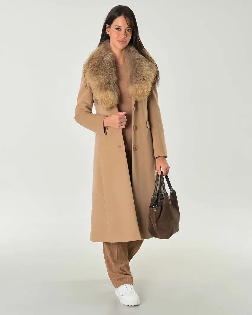 Cappotto lungo color cammello in tessuto effetto lana dal taglio maschile con pelliccia removibile