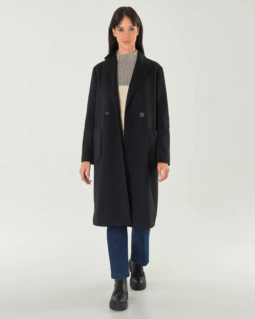 Cappotto nero doppiopetto over con maxi tasche laterali applicate