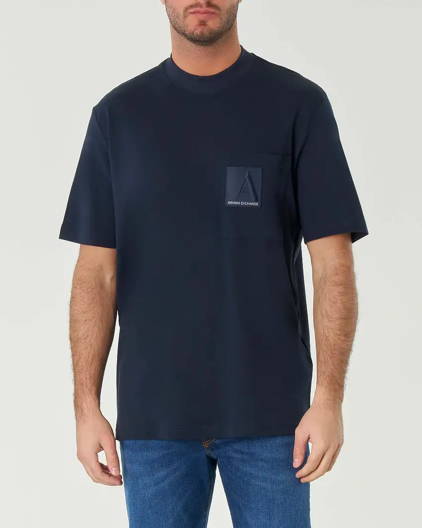 T-shirt blu in puro cotone con patch logo in gomma applicata al taschino sul petto