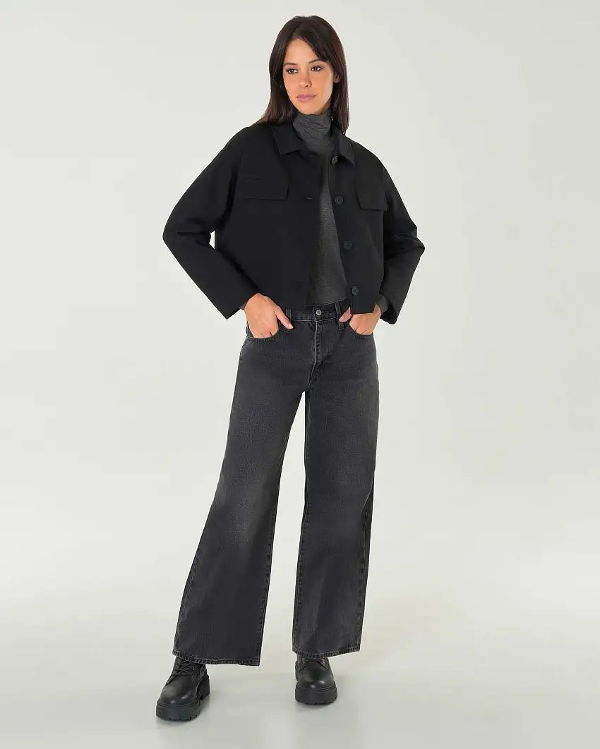 Giacchina nera cropped in visto viscosa con colletto a camicia e doppio taschino